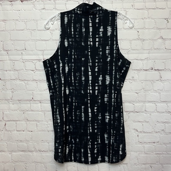 Lucy Activewear Sleeveless V Neck Top - Picture 5 of 10